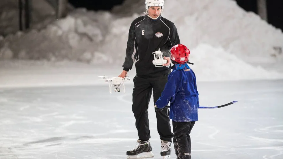 STOR INTRESSE. Den här vintern har Erik Olovsson och hans hustru Marie Peuravaara Olovsson gjort flera filmer från både samhället och idrottsplatsen.