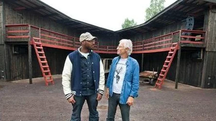 Camilo Ge Bresky och Tomas Bresky tycker att det är roligt att bidra till ett stycke Norrbottenshistoria tillsammans. Platsen är Kläppenteatern - som är under uppbyggnad.