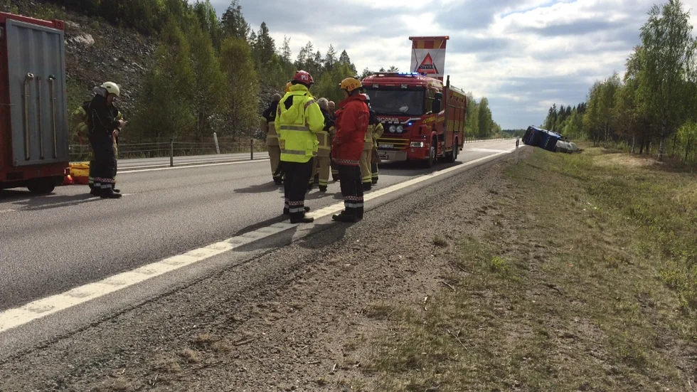 Saneringsarbetet efter olyckan beräknas ta hela eftermiddagen. Den välta tankbilen syns längst till höger i bild.