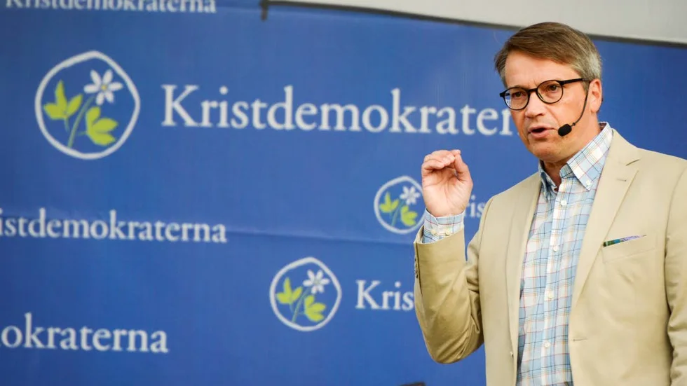 NY LINJE. Göran Hägglund (KD) fiskar i grumliga vatten.
