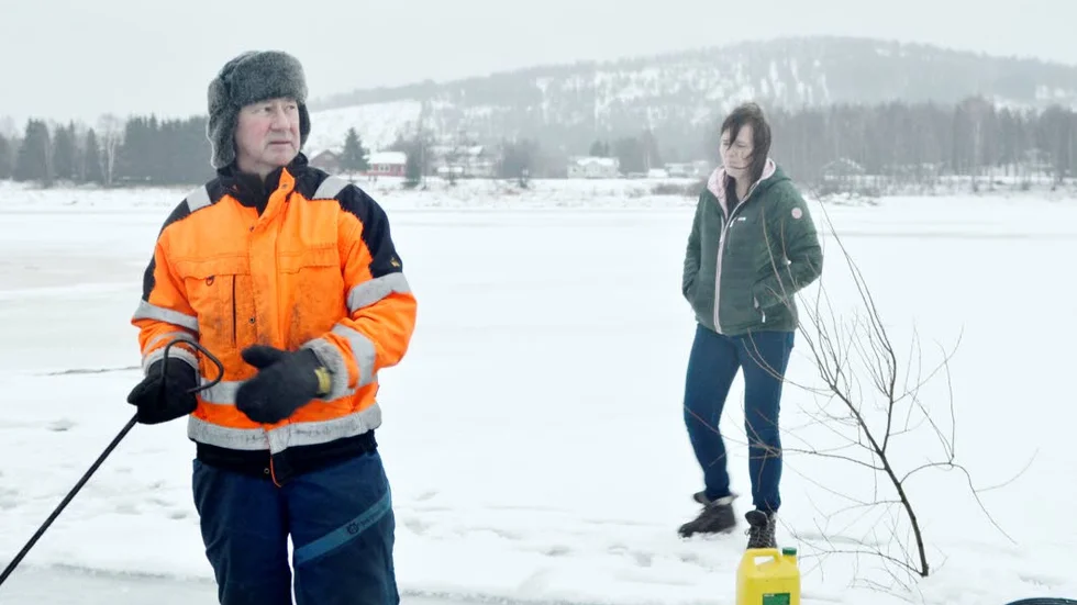 ARBETE PÅGÅR. Bisse Kommes och Yvonne Kangas planerar arbetet ute på isen, nya idéer kläcks.