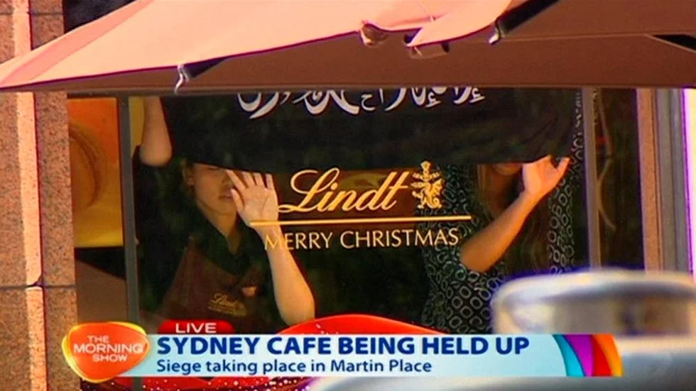 dramatik. Här, på kaféet i centrala Sydney, tog en man drygt 20 personer som gissland på mnpå måndagsmorgonen, lokal tid.