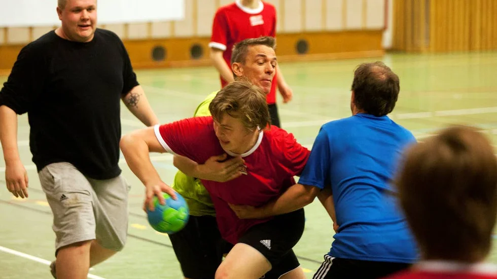 HÅRT. Att möta sina föräldrar i en handbollsmatch kan gå hårt till. Det vet pojkar 00-01 som vann matchen med 17-14.
