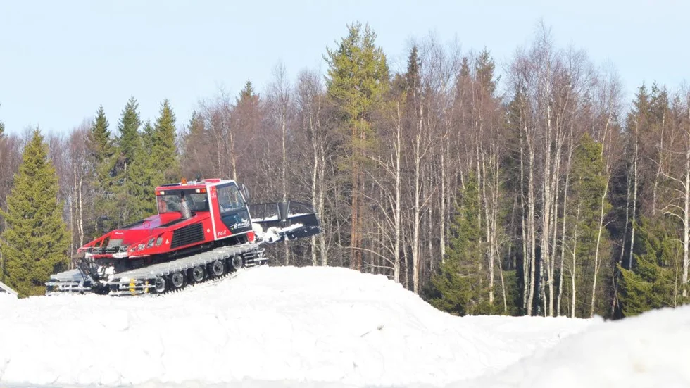 SKOTERCROSS. Skotertävlingen välkomnas till byn och i flera veckor har skapandet av banan pågått. Här ligger nu också skolbarnens kojor.