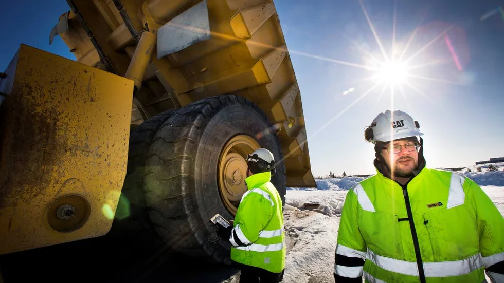 Christer Eriksson och Simon Brodin ser till att gruvtruckarna är i gott skick. Den här fredagen har de  provstartat motorerna. – Truckarna blir inte någon flaskhals om gruvan öppnas igen, säger Christer Eriksson.
