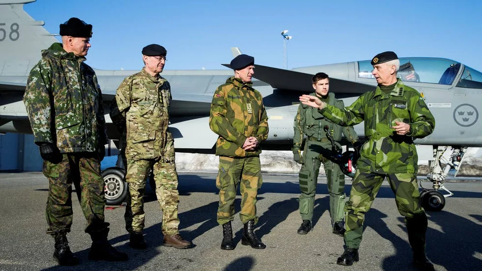 HELA HANDEN. ÖB Sverker Göransson tillsammans med Finlands försvarschef Jarmo Lindberg, Danmarks vice försvarschef Per Ludvigsen, Norges försvarschef Haakon Bruun - Hanssen under toppmötet på F 21.