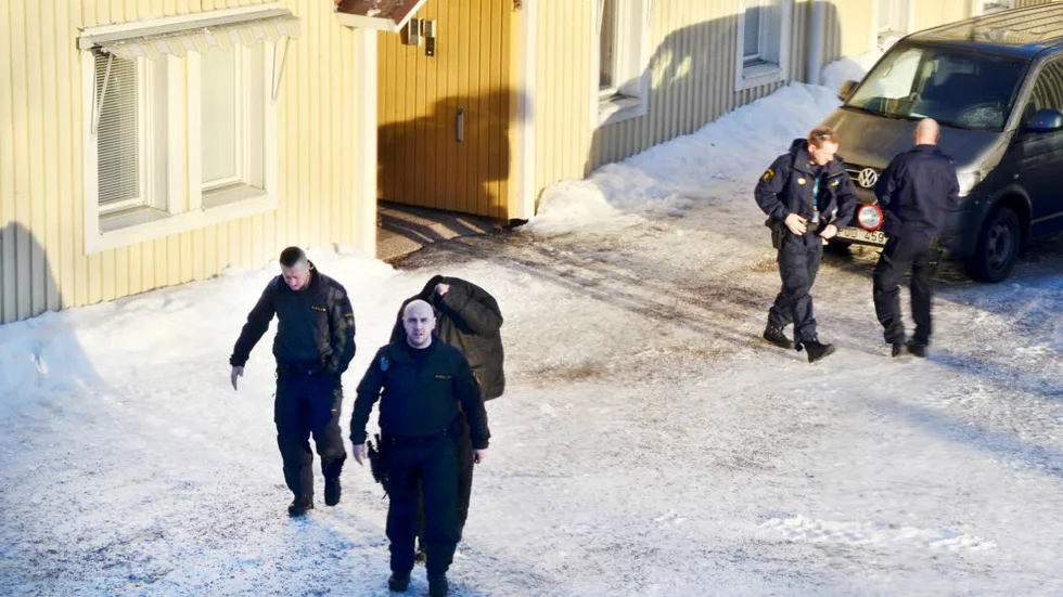 ERKÄNNER VISSA OMSTÄNDIGHETER. En av de misstänkta erkänner vissa omständigheter.
