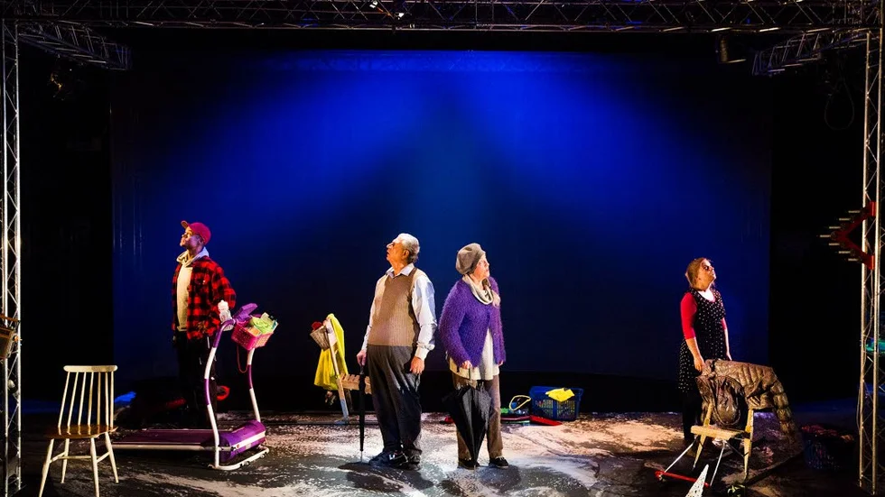 MÅ BRA-PILLER. En teaterbiljett på recept, det kan bli verklighet i Norrbotten. Här David Nordström, Ali-Reza Modjallal, Mia Nilsson och Anna Brixter i Måste hem innan det blir mörkt på Norrbottensteatern.