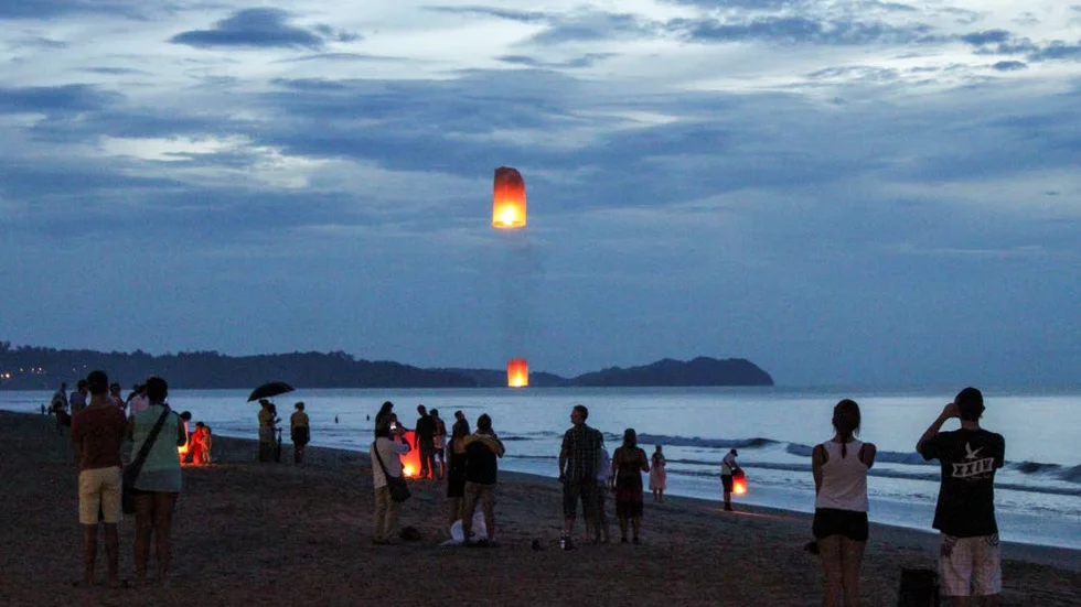 minnesstund. Det var stämningsfullt i Khao Lak när tsunamins offer hedrades på tioårsdagen av katastrofen.
