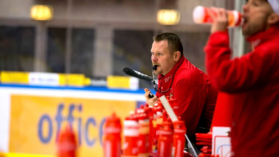 Joakim Fagervall studerar träningen.