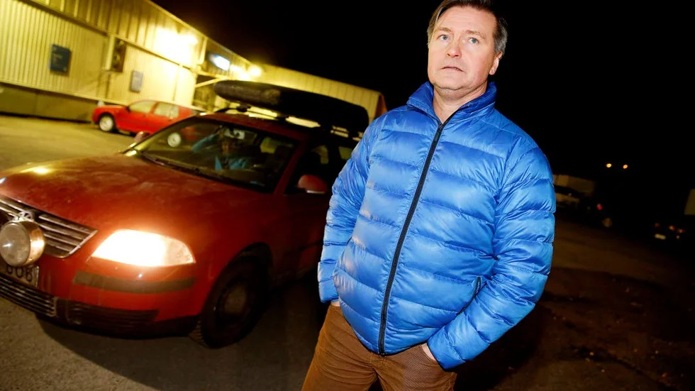 slog larm. Anders Björnström, Kiruna, befann sig i Luleå på besök och skulle tvätta bilen på OK när han fick syn på baklyktorna som lyste i vattnet. ”En mardröm”, säger han.