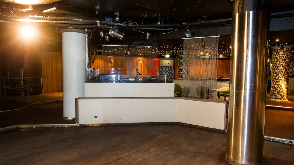 FLYTTAR. DJ-båset byter plats och placeras där den lilla scenen varit förut.
