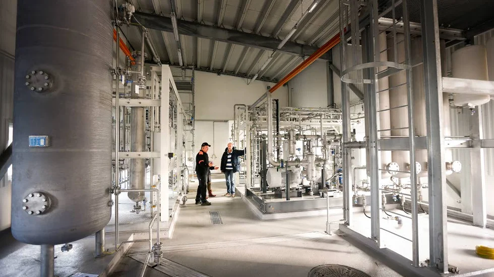 FÖRSENAD. Biogasanläggningen på Uddebo är inte färdig ännu. T v syns maskinisten Gunnar Laitamaa, Uddebo reningsverk, och Hans Moberg, projektledare.