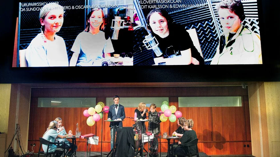 FINALKAMP. Programledaren Ida Brännström och domaren David Zimmer höll i trådarna när lagen gjorde upp.