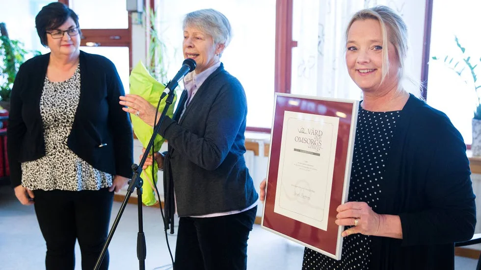 CERTIFIERAD. Luleå kommun blev under måndagen certifierad och godkänd som Vård- och omsorgscollege. Lisbeth Wiklund, ordförande i den lokala styrgruppen,till höger, tog emot diplomet av Anneli Backman, i mitten, verksamhetsledare för certifiering av Vård- och omsorgscollege på riksplanet.