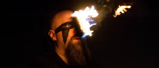 Eldig fest i mörkret på Hägnan