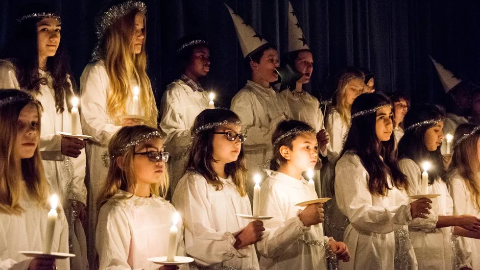 LUCIASÅNGEN. ”Natten går tunga fjät...” klingade vackert              i Norra Örnässkolans aula.