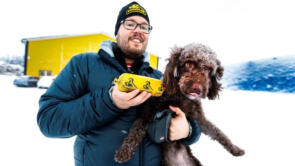 Mums. Förädling av råvaran är a och o för hundfoderföretaget i Överkalix. Jonas Pahikka-aho har också sett till att provsmakare finns på plats - snart tvååriga tiken Inka.
