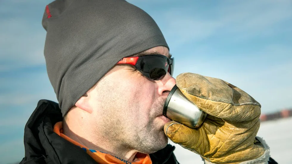 VÄRMANDE. Andreas Nilsson tar sig en värmande kopp kaffe.