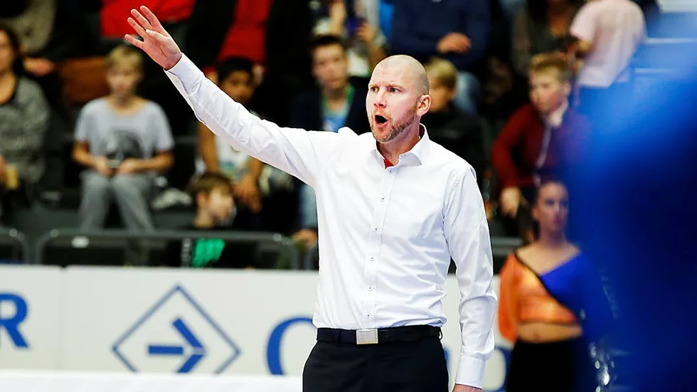 Tystnad. LF-coachen Peter Öqvist låste in sig med domarna efter matchen – men ville inte berätta vad de diskuterat.