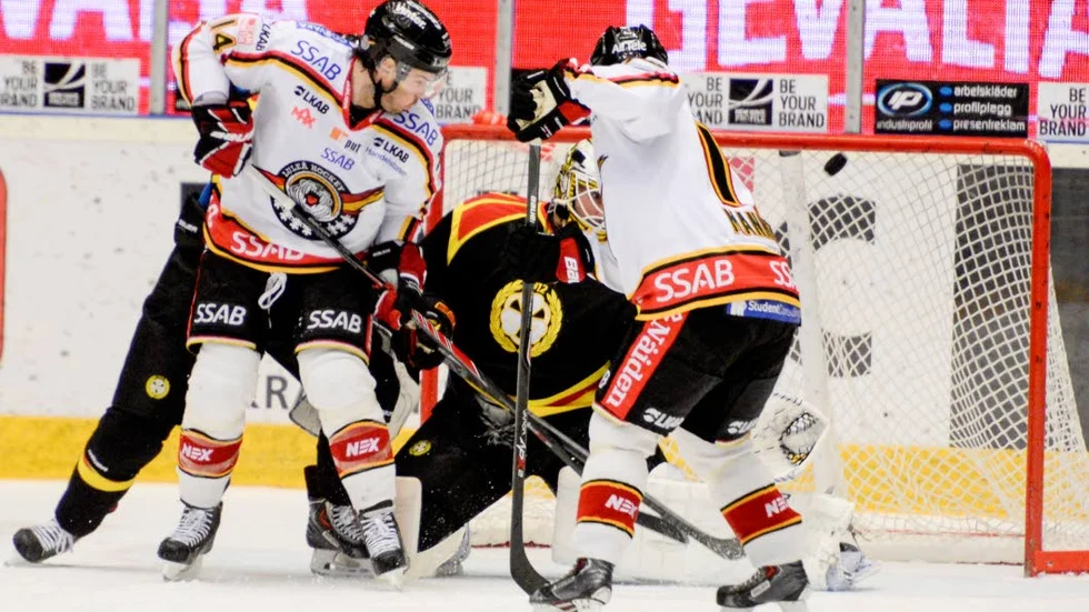 Nära. Luleå skapade inte mycket, men här är en puck som smiter just över.