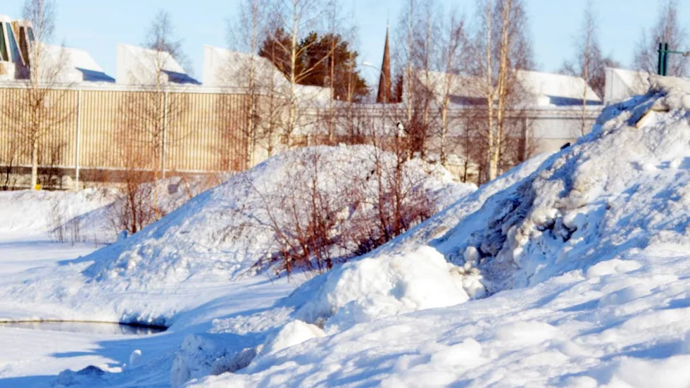NED I STADSVIKEN. Snö, sand, salt och föroreningar smälter nu under våren ned i Stadsviken.