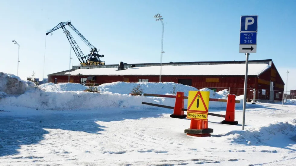 Påbörjat. Rivningen av gamla hamnmagasinet har påbörjat.