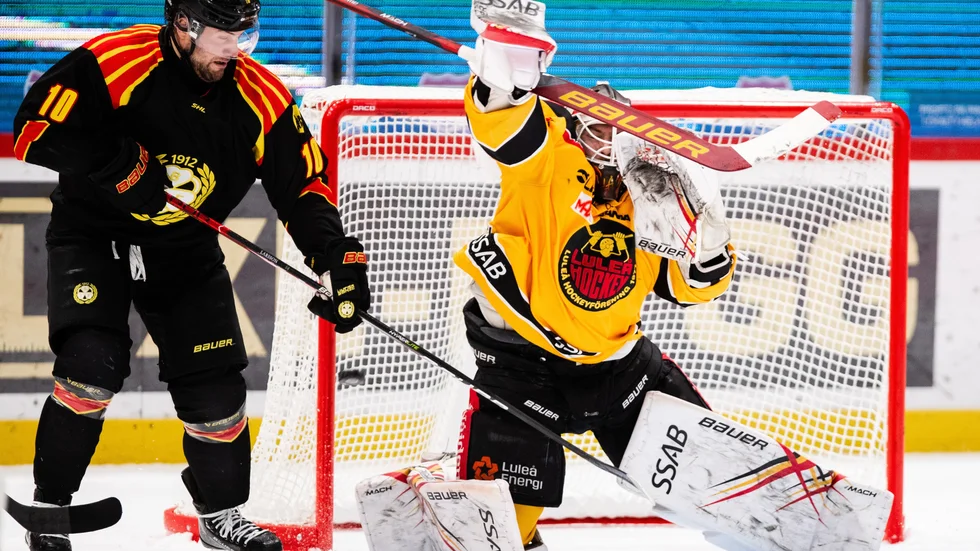 221228 Brynäs Johan Larsson och Luleås målvakt Joel Lassinantti under ishockeymatchen i SHL mellan Brynäs och Luleå den 28 december 2022 i Gävle. 
Foto: Tobias Sterner / BILDBYRÅN / COP 254 / TS0106