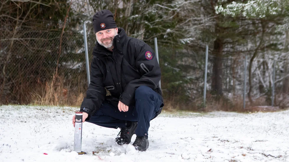 Kjell Zingmark, samordnare vid Räddningstjänsten Motala-Vadstena, tycker man ska leta upp en lämplig plats för att skjuta nyårsfyrverkerierna i god tid. 