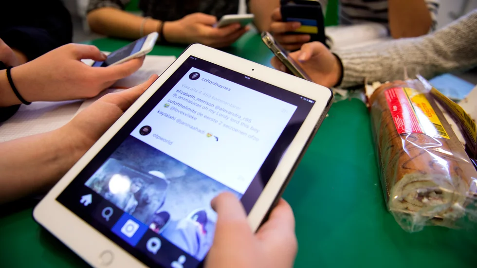 Läsplattor, paddor och andra digitala verktyg kan vara en tillgång i skolan. Men det finns skäl att prioritera bokläsning och handskrivnig. 