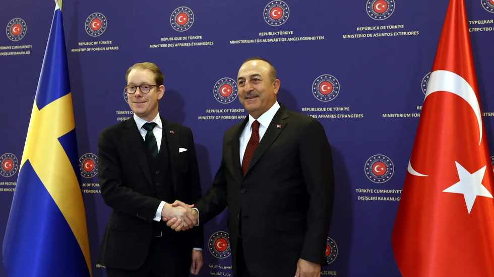 Sveriges utrikesminister Tobias Billström tillsammans med sin turkiske kollega Mevlüt Cavusoglu efter deras möte i Ankara på torsdagen.