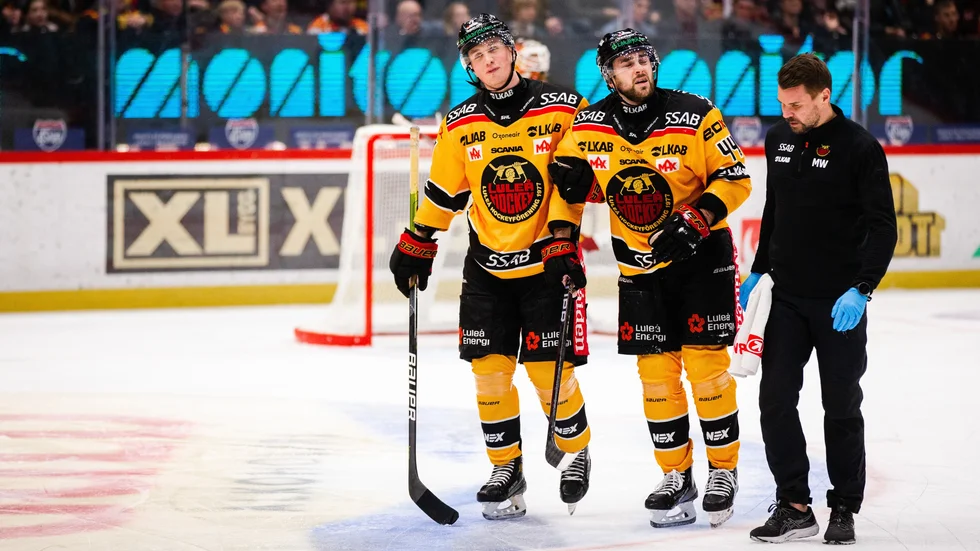 Jonathan Andersson (i mitten) hjälps av isen efter tacklingen.