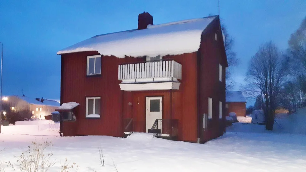 Det är oskottat vid den dyra villan i Ånäset på måndagen och det verkar obebott.