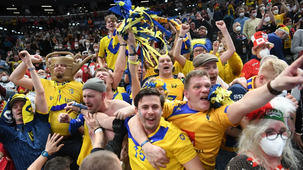 Svenska supportrar som en blågul fläck i arenan när Sverige tog EM-guld i Budapest i januari. I VM på hemmaplan hoppas svensk handboll få spela avgörande matcher med massor av blågult på läktarna.
