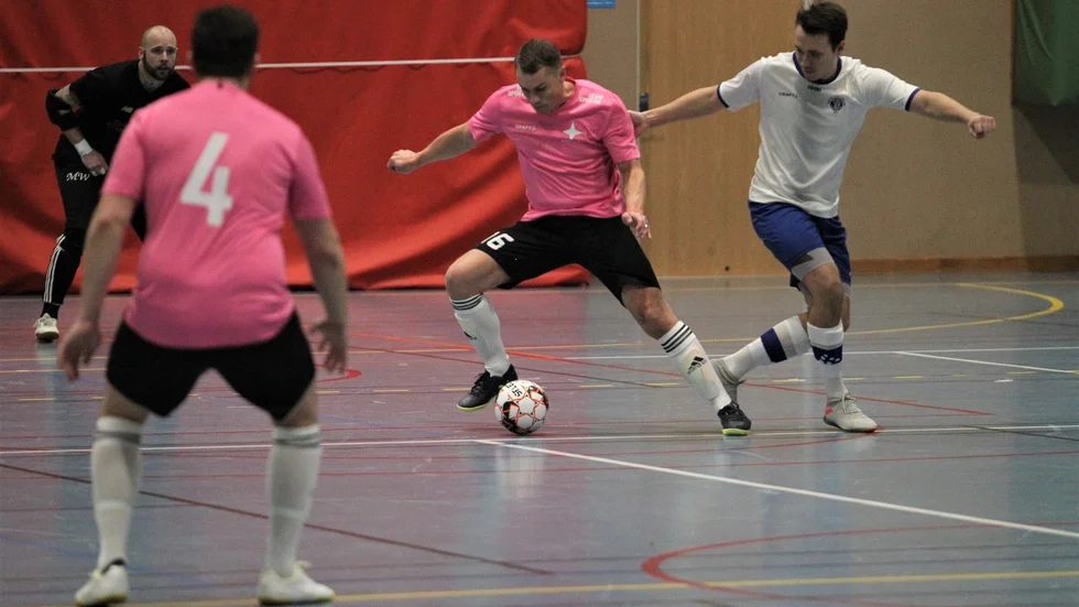 Kristberg cup och rosa laget var tillbaka på annandag jul. En futsalklassiker i Hällaskolan. Gamle Maifstrikern Daniel Leinar gjorde 1-0-målet i den inledande segern mot Skeninge. Leinar gjorde totalt fem mål när de rosa gick vidare. På tisdagen avgörs turneringen och slutspelet sänds på Öst medias sajter.