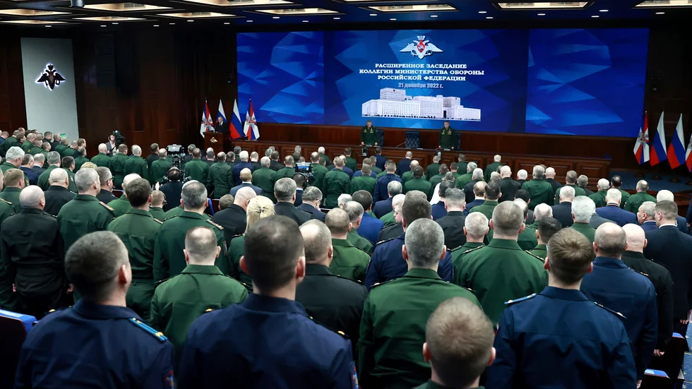 Rysslands högsta militärledning lyssnar till president Vladimir Putin (vänster), försvarsminister Sergej Sjojgu och stabsgeneralen Valerij Gerasimov (höger) i Moskva.