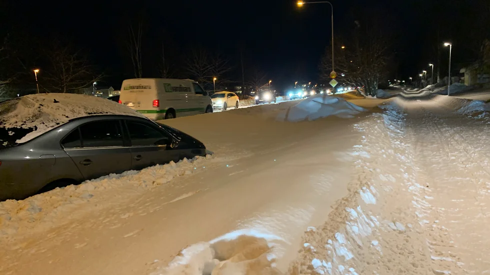 En av bilarna har hamnat i diket.