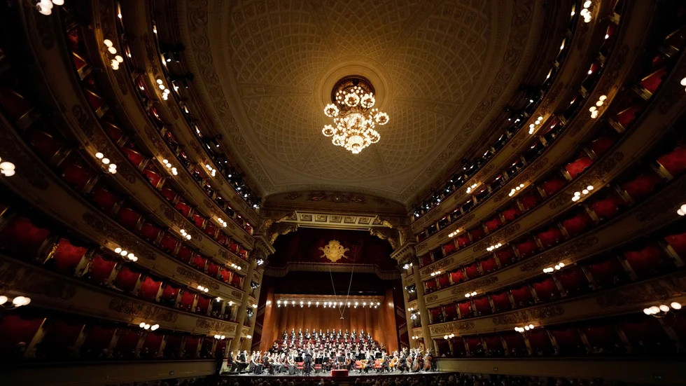 Klimataktivister från gruppen Ultima generazione har kastat färg mot ingången till operahuset La Scala i Milano. Arkivbild.