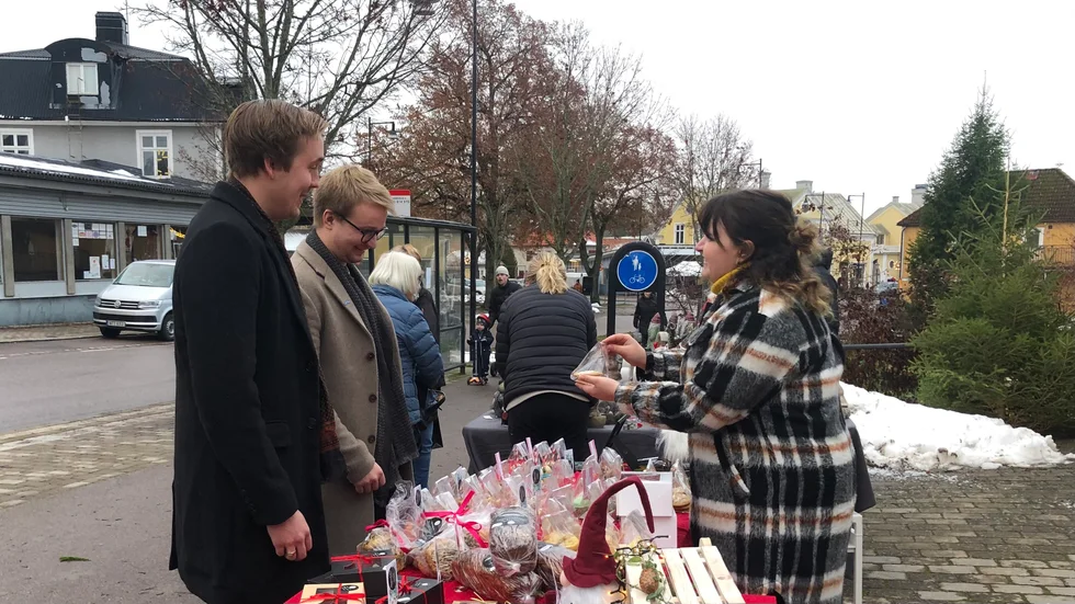 Sune Nilsson och Alexander Nilsson passar på att köpa med fikabröd hem. Anna Hepper medverkar på första gången på julskyltningen.