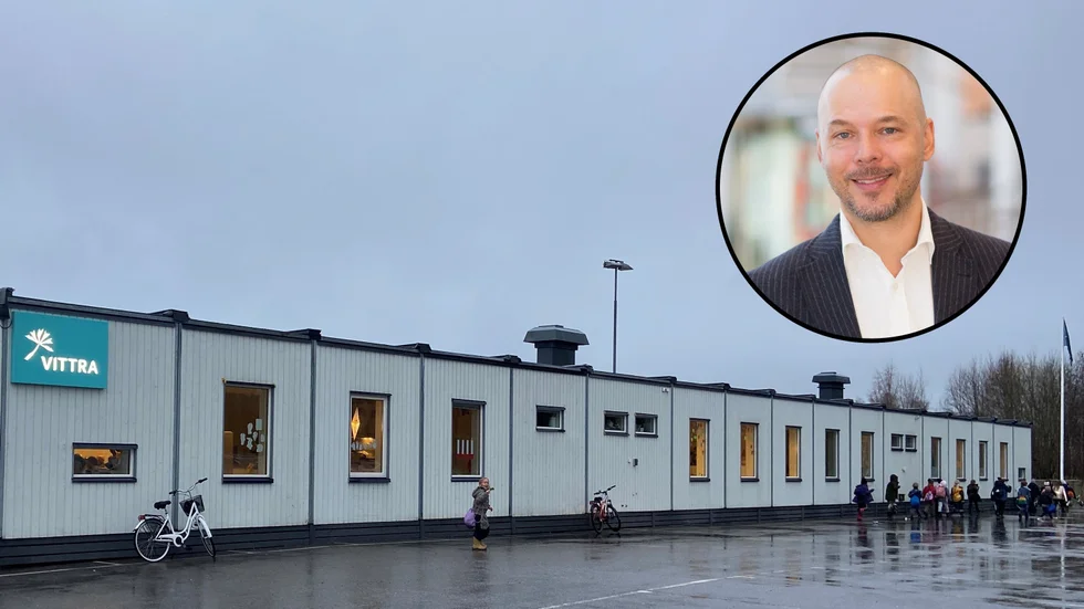 Efter den förödande branden kan Vittraskolan få en sanktionsavgift på 1,4 miljoner kronor. "Jag är förvånad", säger Andreas Hassel, skolchef.