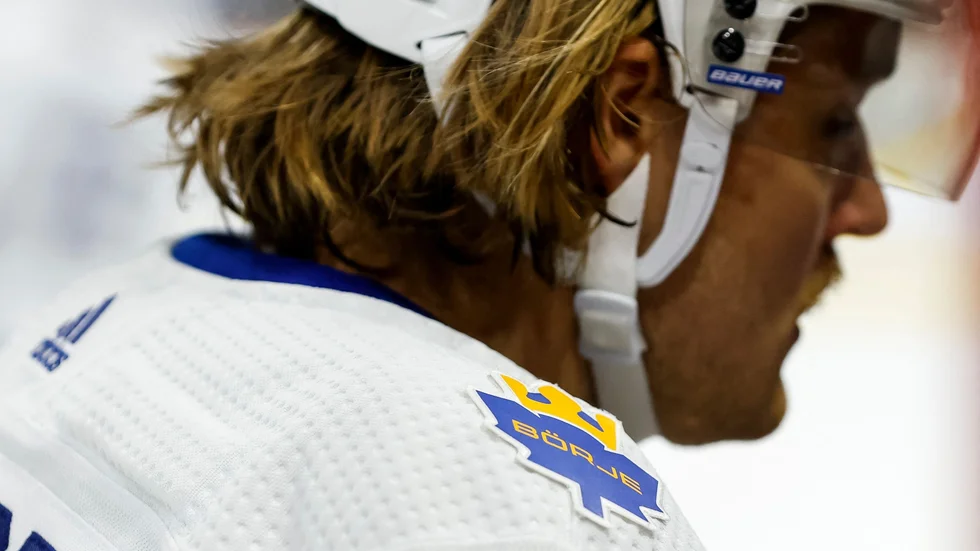 Toronto Maple Leafs spelar med ett specialdesignat tygmärke för att hedra nyligen bortgångne Börje Salming. På bilden syns svenske forwarden William Nylander under förra veckans bortamatch mot Minnesota Wild.