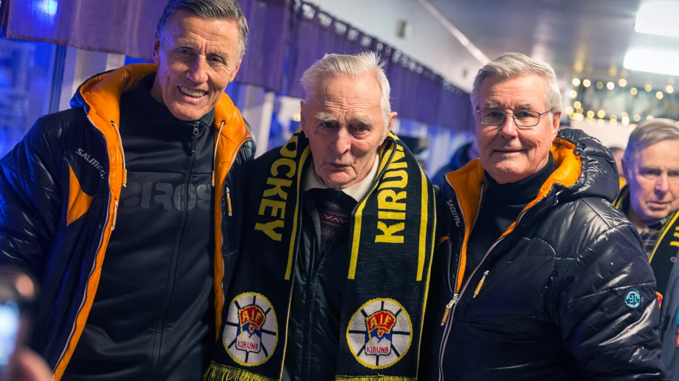 De tidigare Kiruna AIF-spelarna Börje Salming, Rune Lantto och Stig Salming i samband med att ishockeylegendaren Börje Salming hyllades i Matojärvi ishall 2016. Arkivbild.