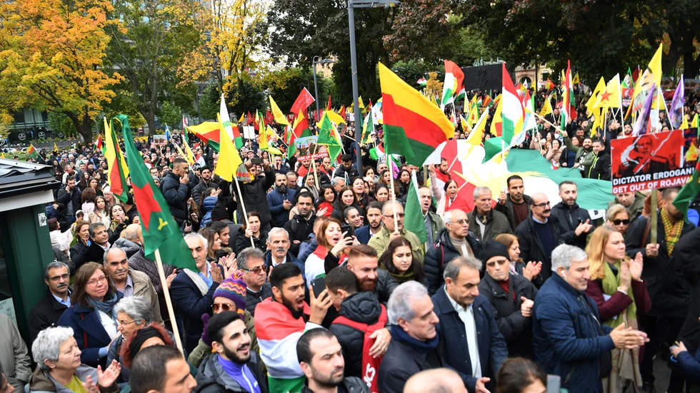 Svenska regeringen ligger lågt med att bejaka kurdernas kamp i norra Syrien, för att inte äventyra Nato-medlemskapet, menar insändarskribenten. Bilden togs under en demonstration på Norra Bantorget i Stockholm.