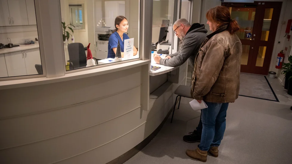 Josefine Olsson hjälper Michael Nilsson att lista sig. Sambon Karin Ramberg har nyligen listat sig och varit på sitt första besök. "Jag tänker att vi kan prova, så får vi se om de är värda det", säger hon.