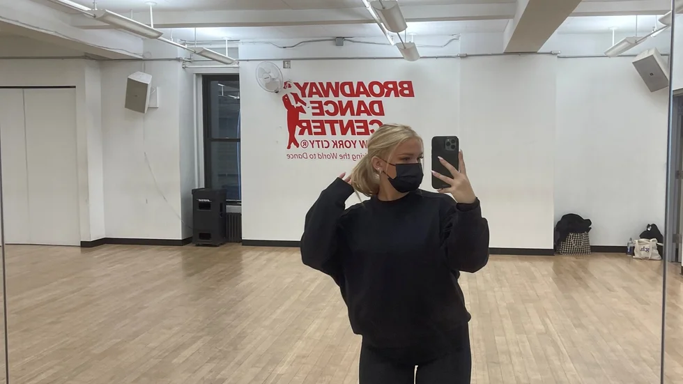 Agnes Abrahamsson, från Hällestad, på Broadway dance center i New York.