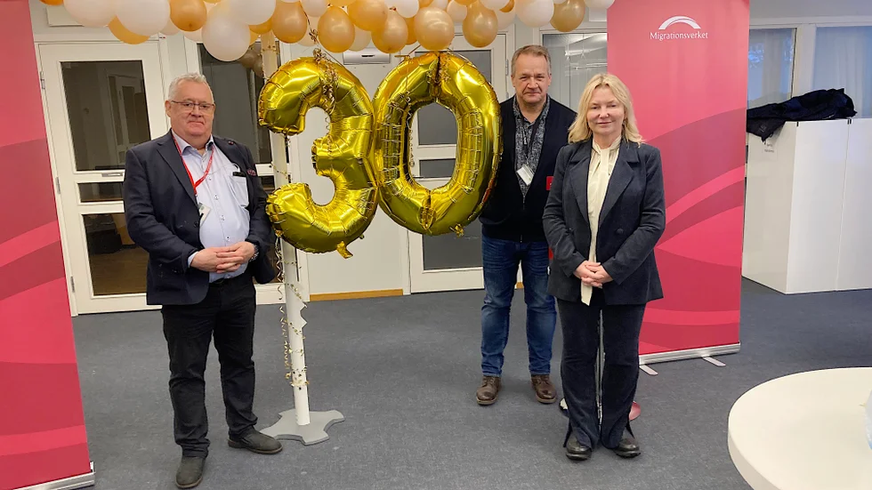 30 år i Boden. I går firade Migrationsverkets personal. Några som mindes hur fort åren gått var fr v Per-Erik Bjurholt, sektionschef, Jan Thornéus, verksamhetsexpert och Veronika Lindström Kant, regiondirektör för Region Nord.