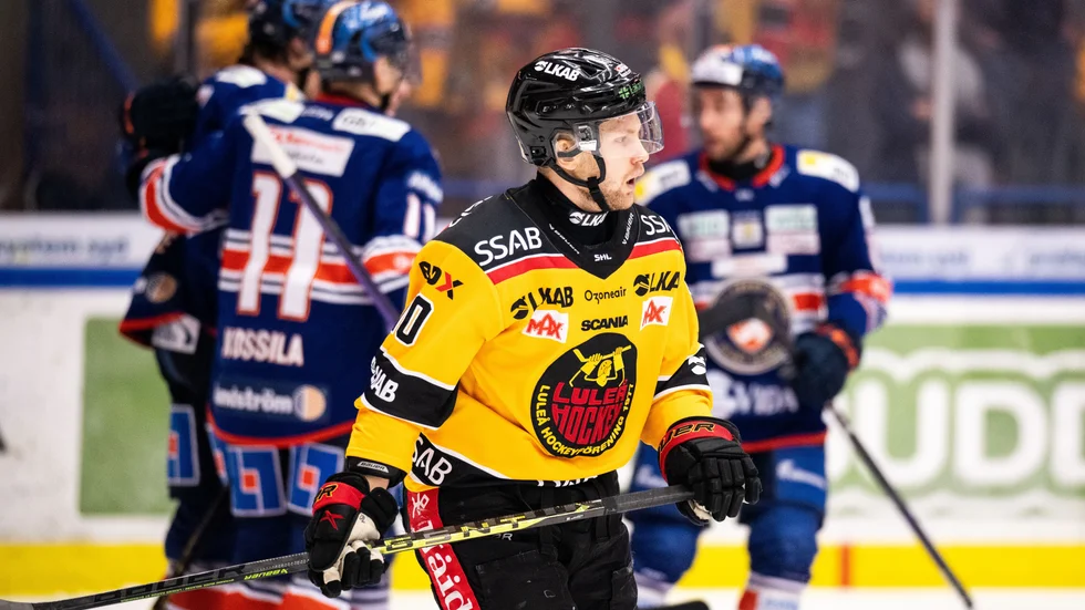 221203 Luleås Einar Emanuelsson deppar efter 5-0 under ishockeymatchen i SHL mellan Växjö och Luleå den 3 december 2022 i Växjö. 
Foto: Jonas Ljungdahl / BILDBYRÅN / COP 144 / JO0153