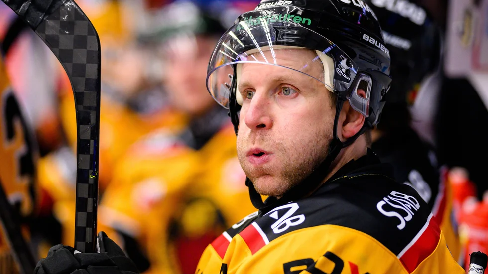 221203 Luleås Leo Komarov deppar under ishockeymatchen i SHL mellan Växjö och Luleå den 3 december 2022 i Växjö. 
Foto: Jonas Ljungdahl / BILDBYRÅN / COP 144 / JO0153