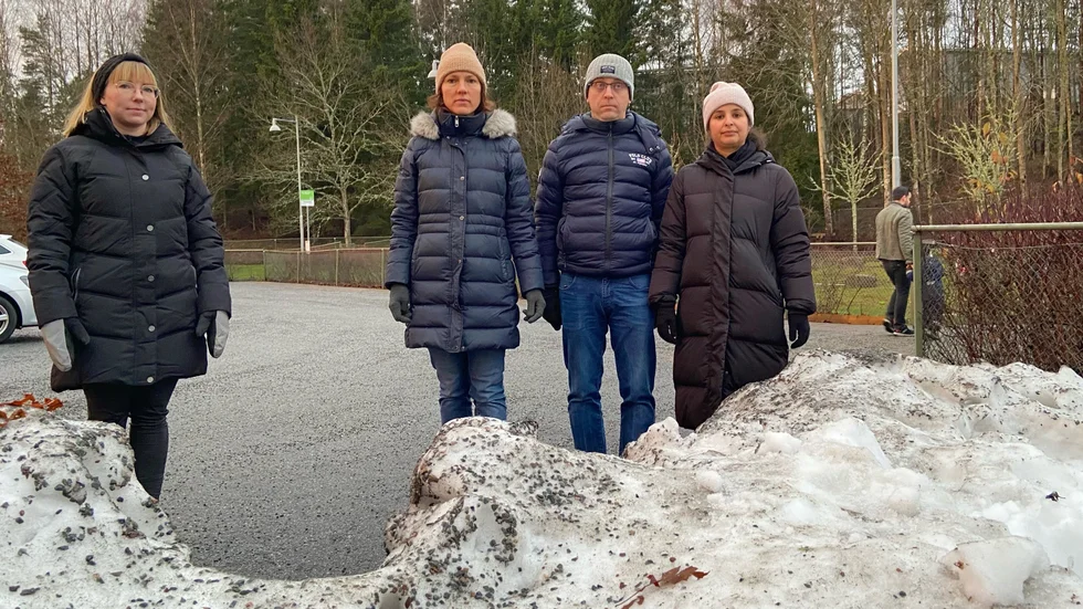 Till vänster är det parkering, till höger ingång till Marielunds förskola och framför Ronja Lagerström, Malin Knutsson, Johannes Berglund och Paola Davaro finns resterna av ett snöupplag. Här kliver deras barn på de tre bussarna som kör dem ner till skolorna i Mariefred.