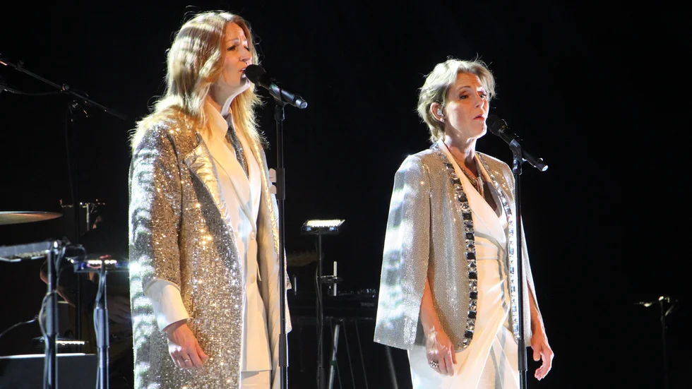 Barndomsvännerna Anna Stadling och Helen Sjöholm landade med sin julturné och sitt nya album "Snö & marscheller" i Östergötland och bjöd på vacker, men också en liten smula vemodig kväll.